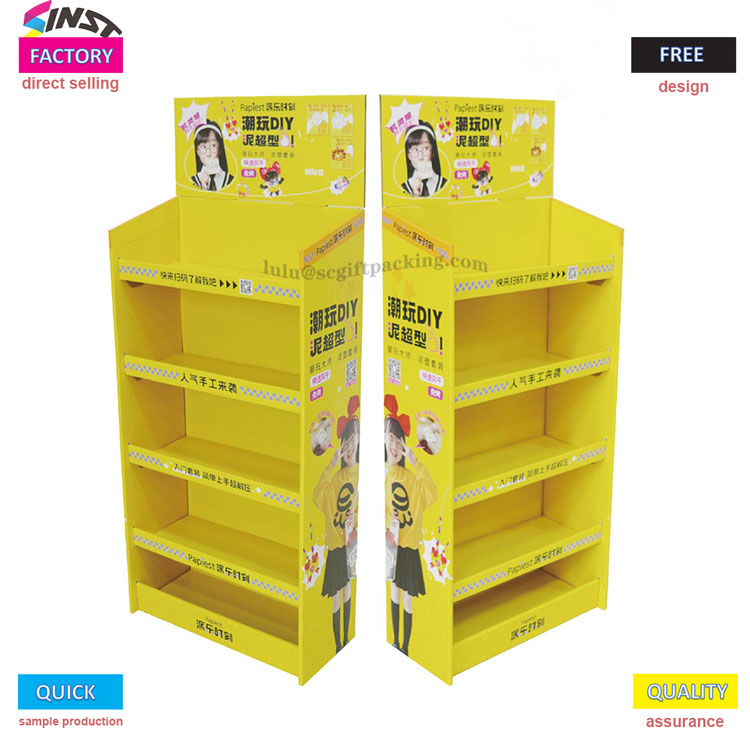 Het kleine gele kartonnen displayrek in de supermarkt staat in brand!